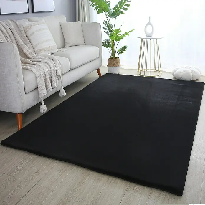 Hochflorteppich Pouffy - Schwarz, 150 x 80 cm, 100 % Polyester - Ein luxuriöser schwarzer Teppich liegt auf dem Boden und sorgt für einen Hauch von Eleganz und Komfort in jedem Raum.