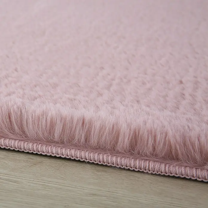 Hochflorteppich Pouffy - Rosa, 170 x 120 cm, 100 % Polyester - Nahaufnahme eines rosa, flauschigen Teppichs, der die weiche Textur und die dichte Verarbeitung hervorhebt.