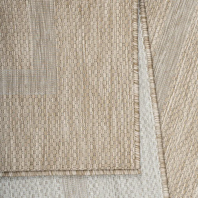 Outdoor-Teppich Relax - Beige, 340 x 240 cm, 100 % Polypropylen - Nahaufnahme eines beigen Teppichs mit kompliziertem Webmuster und sichtbarer Unterseite, der seine Textur und Konstruktion hervorhebt.