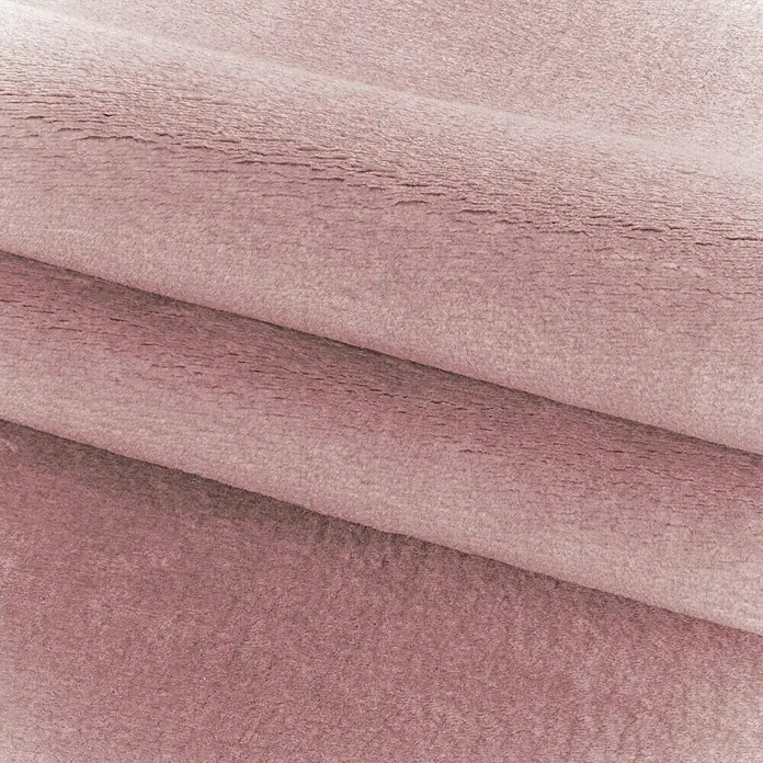 Kurzflorteppich Sky - Rosa, Durchmesser: 160 cm, 100 % Polyester - Nahaufnahme von gefaltetem, rosafarbenem Samtstoff, der eine weiche und luxuriöse Textur zeigt.