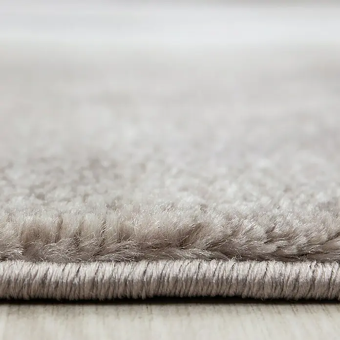 Kurzflorteppich Parma 9310 - Braun, 170 x 120 cm, 100% Polypropylen - Nahaufnahme eines weichen, grauen Teppichs, der Komfort und Wärme ausstrahlt. Ideal, um jedem Raum eine gemütliche Note zu verleihen.
