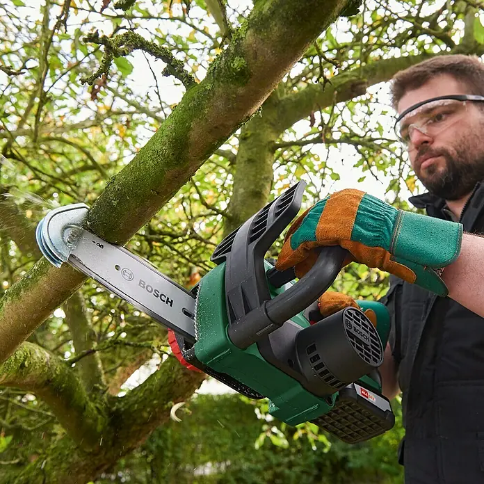 Bosch Power for All 18V Akku-Kettensäge UniversalChain 18 - 18 V, Li-Ionen, 1 Akku, Schwertlänge: 20 cm - Nahaufnahme einer Bosch-Akku-Astsäge beim Schneiden eines Astes im Garten.