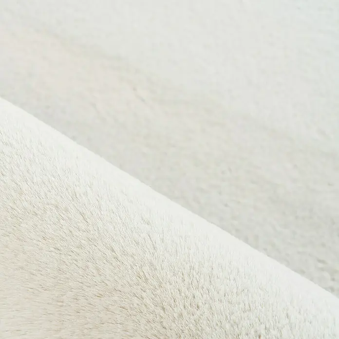 Hochflorteppich Pouffy - Creme, 200 x 140 cm, 100 % Polyester - Nahaufnahme eines luxuriösen, flauschigen Teppichs in einem sanften Weißton, der Komfort und Wärme vermittelt. Perfekt für gemütliche Wohnräume.