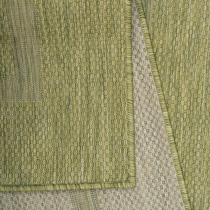 Outdoor-Teppich Relax - Grün, 230 x 160 cm, 100 % Polypropylen - Detailaufnahme eines grünen Teppichs mit gewebter Textur. Der Teppich hat eine subtile Musterung und einen sichtbaren Rand.