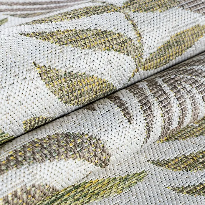 Outdoor-Teppich Sunny III - Beige, 250 x 80 cm, 100 % Polypropylen - Nahaufnahme eines gerollten Teppichs mit hellen Naturfarben und abstraktem Muster. Die Textur ist detailreich und die Farben harmonisch aufeinander abgestimmt.