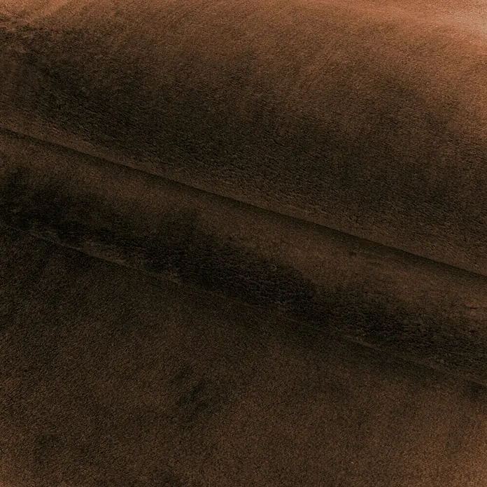 Kurzflorteppich Sky - Braun, 200 x 140 cm, 100 % Polyester - Nahaufnahme von braunem Wildlederstoff mit weicher Textur und subtilen Falten, ideal für Textilien und Mode.