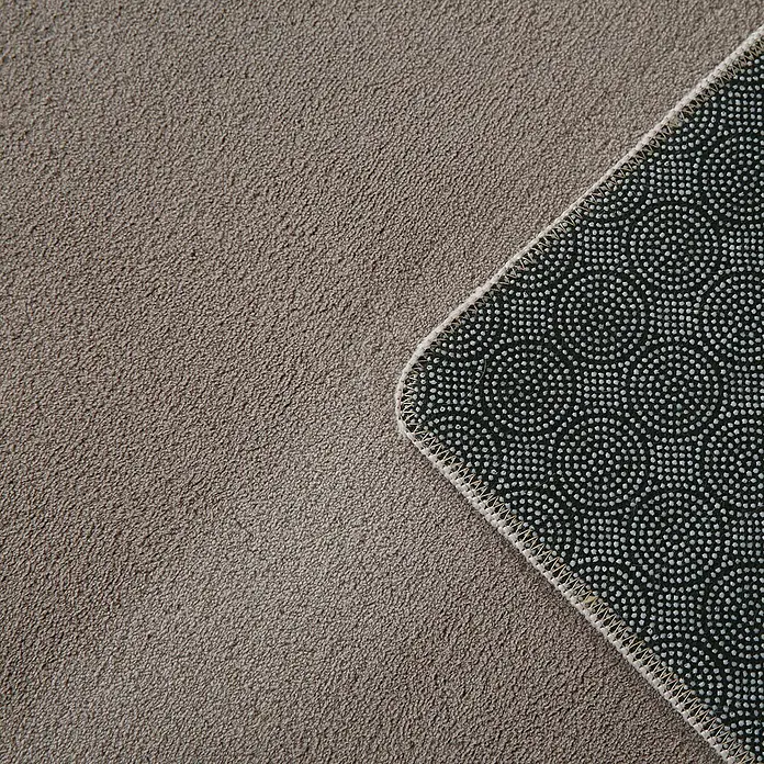 Kurzflorteppich Sky - Beige, 340 x 240 cm, 100 % Polyester - Nahaufnahme eines weichen, beigen Teppichs mit einer rutschfesten Unterseite mit Punktmuster für mehr Sicherheit und Komfort.