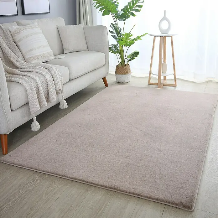Hochflorteppich Pouffy - Beige, 340 x 240 cm, 100 % Polyester - Ein rechteckiger, einfarbiger Teppich in sanftem Farbton liegt unter einem Sofa und einem Beistelltisch und verleiht dem Raum Wärme.