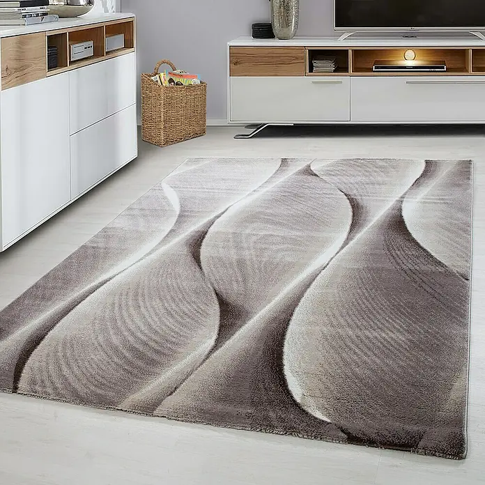 Kurzflorteppich Parma 9310 - Braun, 170 x 120 cm, 100% Polypropylen - Ein moderner Teppich in Grau- und Weißtönen mit einem wellenförmigen Muster liegt in einem hellen Wohnraum und erzeugt eine stilvolle Atmosphäre.