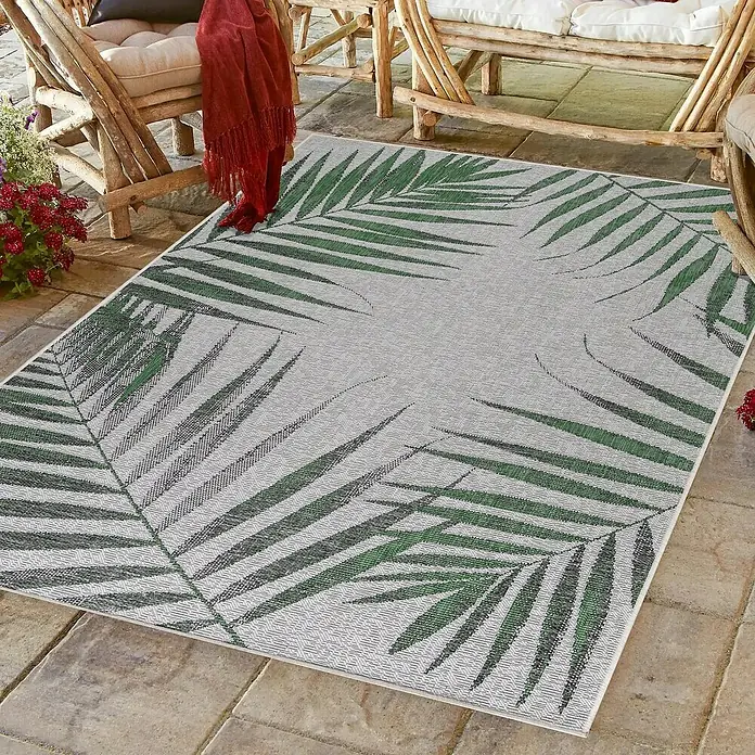 Outdoor-Teppich Sunny II - Grün, 170 x 120 cm, 100 % Polypropylen - Ein rechteckiger Teppich mit einem Blattmuster in Grün- und Grautönen, der eine gemütliche Atmosphäre schafft.
