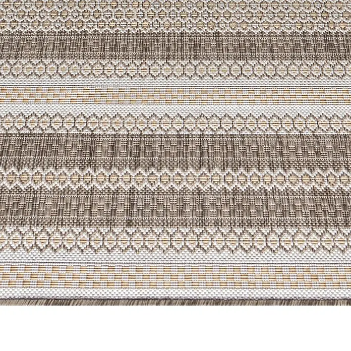 Outdoor-Teppich Sunny V - Beige, 150 x 80 cm, 100 % Polypropylen - Detailaufnahme eines Teppichs mit geometrischen Mustern und braunen Farbtönen. Das Muster erzeugt eine attraktive Textur.