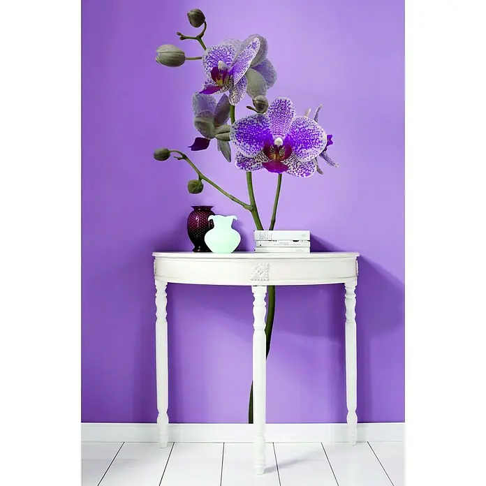 Komar Dekosticker Orchidee - Rosa/Weiß/Grün, 100 x 70 cm - Elegantes Arrangement mit einer weißen Konsole, darauf eine lila Orchidee, eine dunkle und eine hellgrüne Vase sowie Bücher.