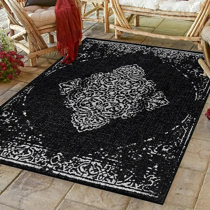 Outdoor-Teppich Sunny VIII - Schwarz, 170 x 120 cm, 100 % Polypropylen - Dieser stilvolle schwarze Teppich mit weißem Muster ist ein Blickfang für jeden Außenbereich und verleiht Ihrem Zuhause einen eleganten Touch.