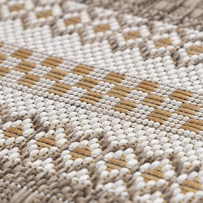 Outdoor-Teppich Sunny V - Beige, 150 x 80 cm, 100 % Polypropylen - Nahaufnahme eines gewebten Teppichs mit einem geometrischen Muster aus weißen und braunen Fasern. Die Textur und das Detail des Teppichs sind gut sichtbar.