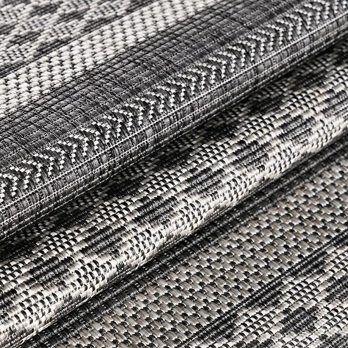 Outdoor-Teppich Sunny VI - Beige, 250 x 80 cm, 100 % Polypropylen - Nahaufnahme eines grauen Teppichs mit geometrischem Muster, der Textur und Design hervorhebt.