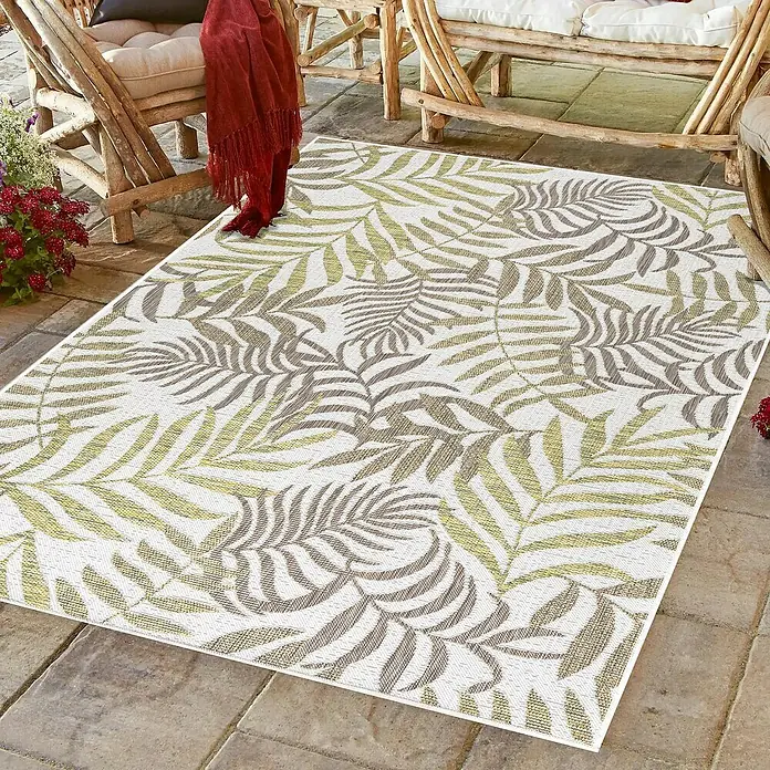 Outdoor-Teppich Sunny III - Beige, 250 x 80 cm, 100 % Polypropylen - Ein rechteckiger, weißer Outdoor-Teppich mit einem stilvollen, abstrakten Palmenblattmuster in Grün- und Grautönen.