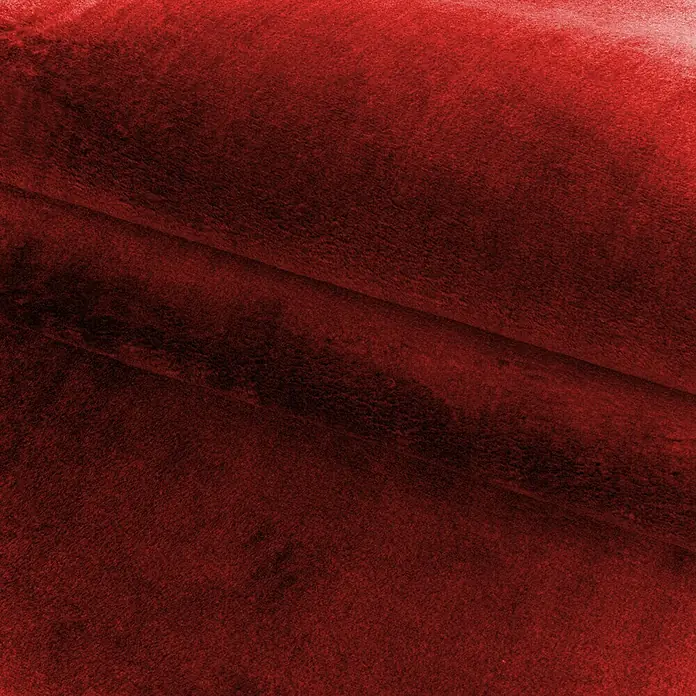 Kurzflorteppich Sky - Rot, 250 x 80 cm, 100 % Polyester - Nahaufnahme von sattem, rotem Samtstoff, der sich sanft drapiert und eine luxuriöse Textur sowie tiefe, elegante Falten zeigt.