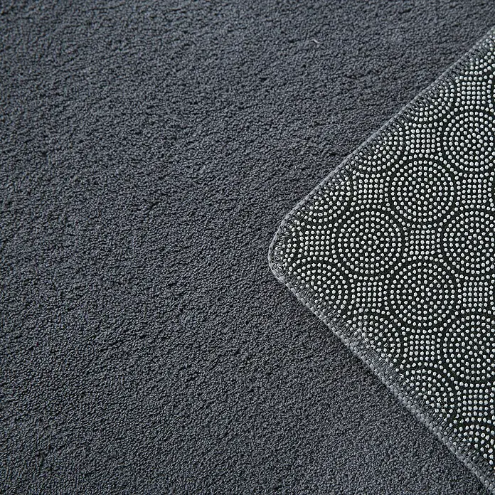 Kurzflorteppich Sky - Grau, 290 x 200 cm, 100 % Polyester - Nahaufnahme eines grauen Badteppichs mit rutschfester Unterseite, ideal für Badezimmer oder als Duschvorleger.