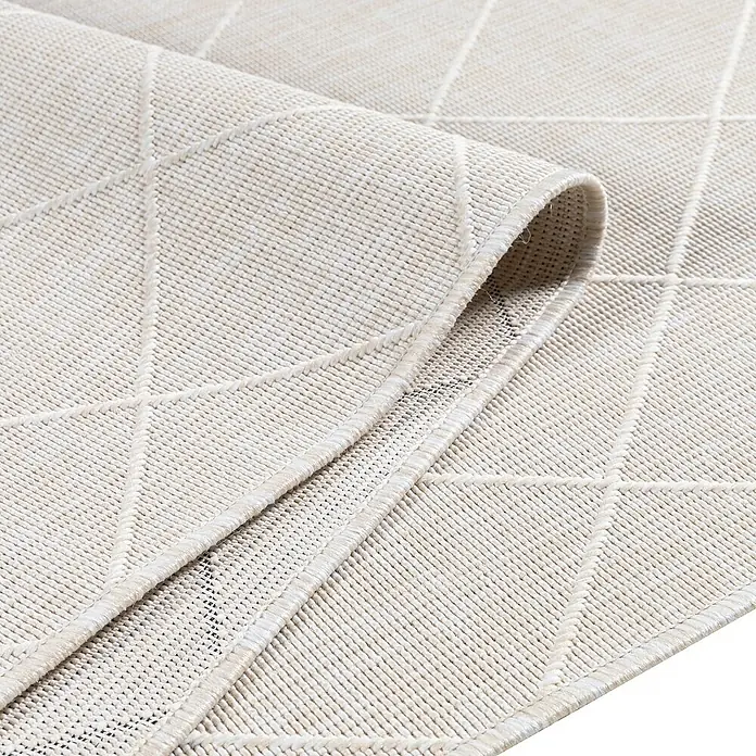 Outdoor-Teppich Zagora II - Grau, 150 x 80 cm, 100 % Polypropylen - Nahaufnahme eines beigen Teppichs mit geometrischem Rautenmuster und gewebter Textur, der teilweise aufgerollt ist.