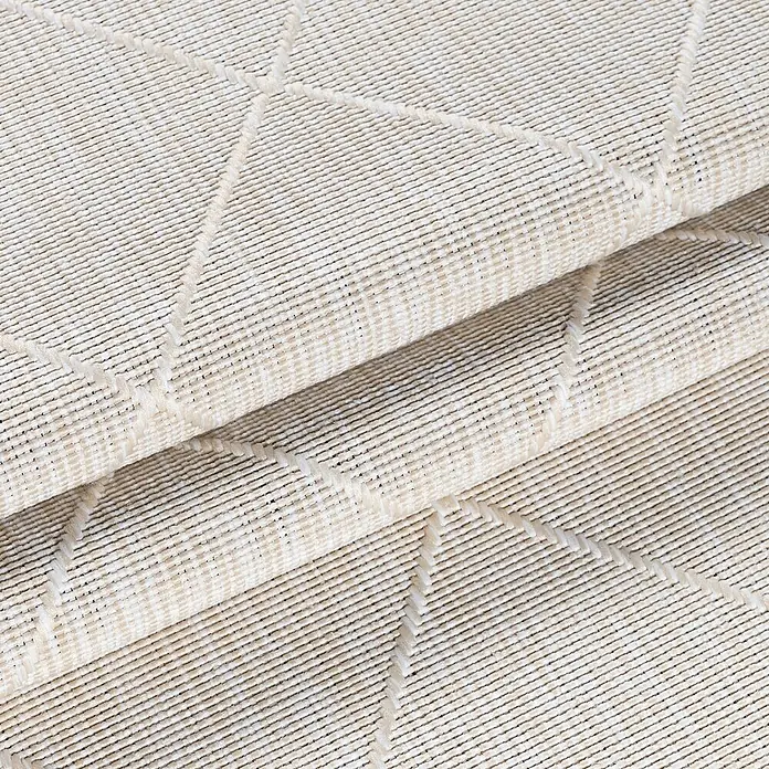 Outdoor-Teppich Zagora II - Grau, 150 x 80 cm, 100 % Polypropylen - Nahaufnahme eines beigen Teppichs mit geometrischem Muster, der eine gemütliche Textur zeigt.\n