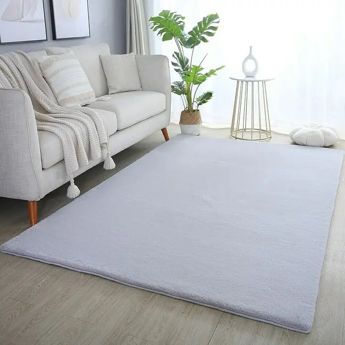 Hochflorteppich Pouffy - Silber, 340 x 240 cm, 100 % Polyester - Ein modernes Wohnzimmer mit einem hellgrauen, flauschigen Teppich, der den Raum aufwertet und für eine gemütliche Atmosphäre sorgt.