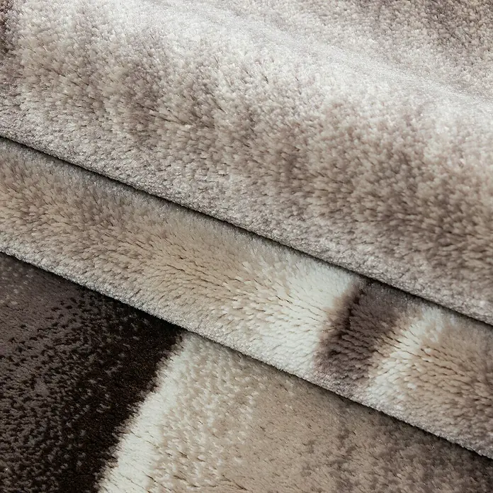 Kurzflorteppich Parma 9310 - Braun, 170 x 120 cm, 100% Polypropylen - Detailaufnahme eines weichen, grau-braunen Teppichs mit sanften Farbverläufen, der eine gemütliche und einladende Textur zeigt.