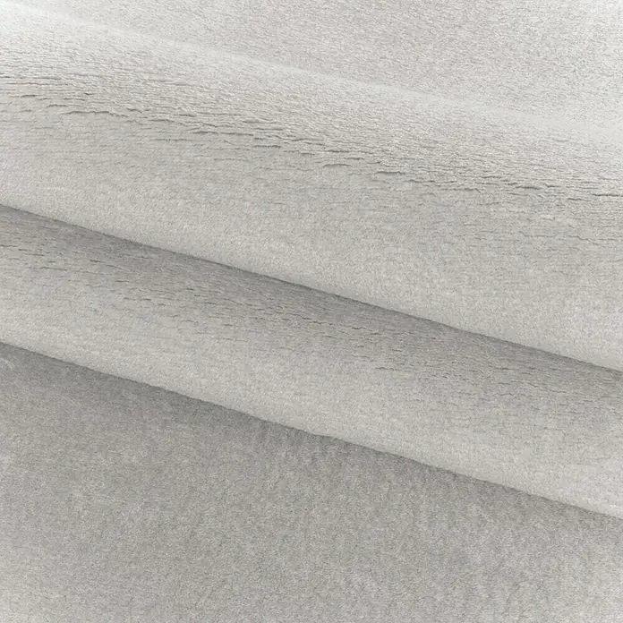 Kurzflorteppich Sky - Creme, 150 x 80 cm, 100 % Polyester - Nahaufnahme eines weichen, weißen Stoffes in Falten gelegt, ideal für Textilien und Hintergründe.