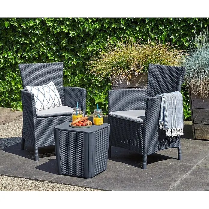 Keter Conjunto de muebles de balcón Iowa - 3 pzs., Antracita - Juego de muebles de jardín gris con dos sillas, una mesa, cojines, una manta, bebidas y comida para pasar horas de relax al aire libre.