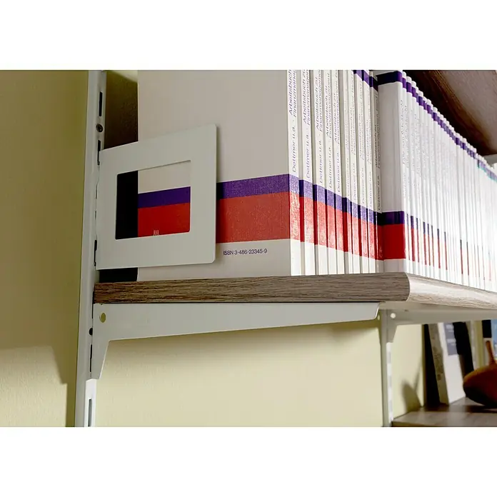 Element System Winkelträger - Länge: 38 cm, Weiß/Aluminium, Belastbarkeit: 55 kg, 1 Stk. - Bücherregal mit weißen Regalen und hölzernen Regalböden, gefüllt mit Büchern, die mit einem weißen Buchstützen gehalten werden.