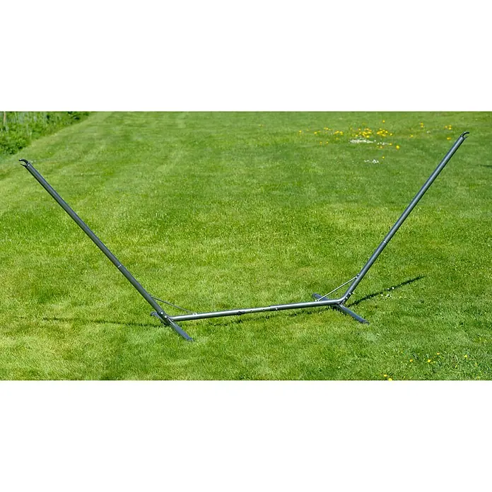 Amazonas Hängemattengestell Suma Grande - L x B x H: 320 x 107 x 132 cm, Metall - Freistehender Hängemattenständer aus Metall auf einer grünen Wiese, ideal für Entspannung im Freien.