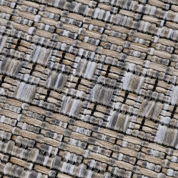 Outdoor-Teppich Zagora III - Beige, 170 x 120 cm, 100 % Polypropylen - Nahaufnahme eines beigen und grauen Teppichs mit gewebter Textur. Detailaufnahme des Stoffes mit subtilem Muster und hochwertiger Verarbeitung.