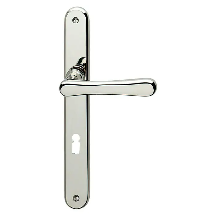 WC-Drückergarnitur - Messing - Nahaufnahme einer Türgarnitur aus glänzendem Chrom mit Langschild und elegantem Türgriff, ideal für moderne Inneneinrichtungen.