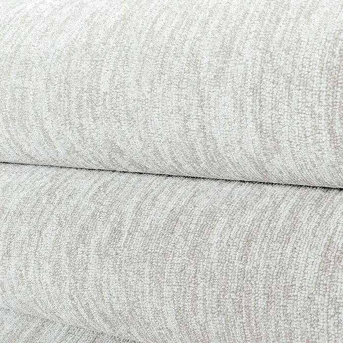 Kurzflorteppich Nizza - Creme, Durchmesser: 200 cm, 100 % Polypropylen - Nahaufnahme von hellgrauen, weichen Stoffhandtüchern, die für Komfort und Luxus im Badezimmer gestapelt sind.