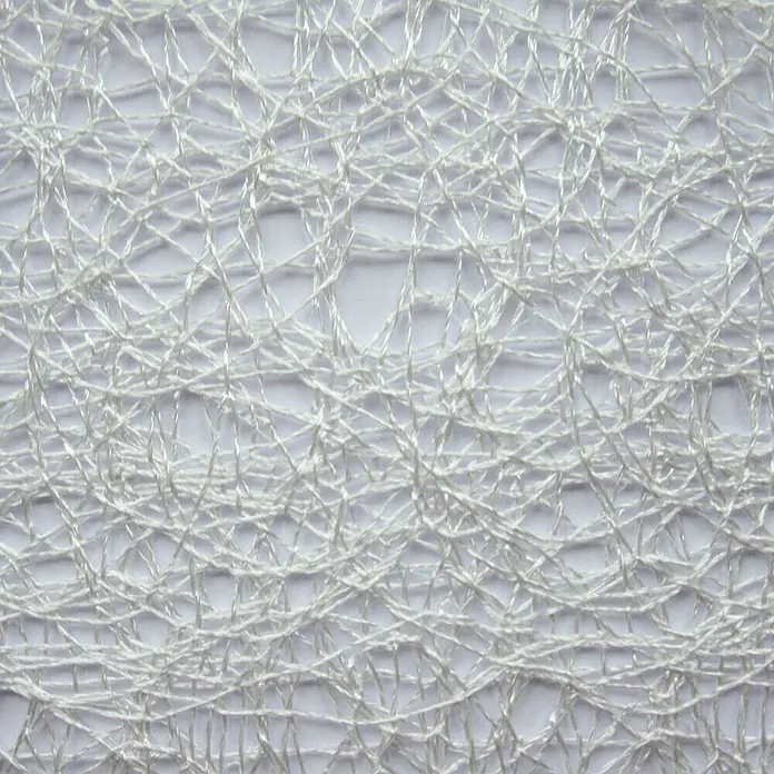 Elbersdrucke Ösenschal Colourful Moments - Offwhite, 140 x 255 cm, 100 % Polyester - Nahaufnahme eines weißen, netzartigen Stoffes mit unregelmäßig angeordneten Fäden, die eine interessante Textur bilden.
