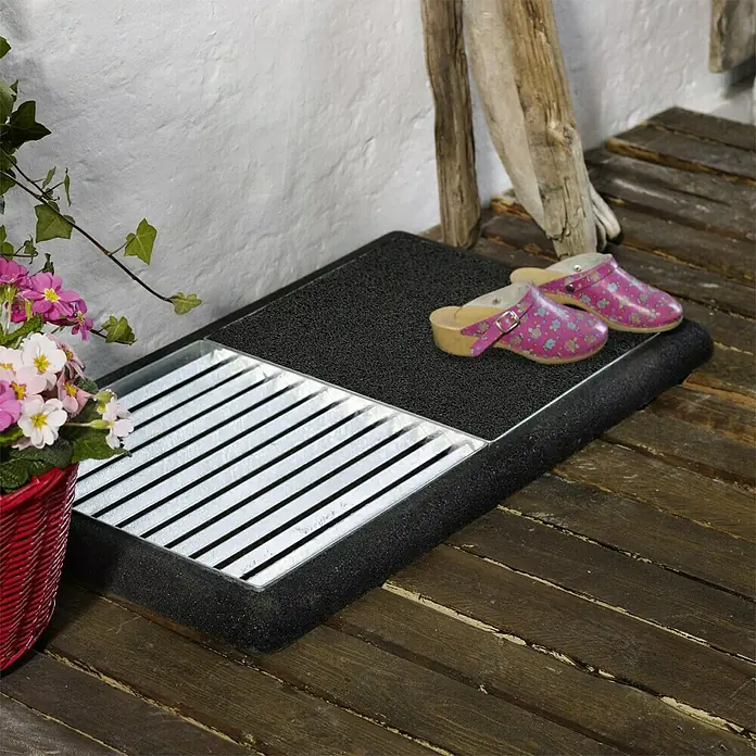 Plus Fußabtreter Cubic - 48 x 88 x 4 cm, Schwarz, Silber, Ausführungseigenschaft: Kokosmatte seitlich/Mit Gummiumrahmung - Die Fußmatte mit Rost und Schuhablage ist eine praktische und stilvolle Ergänzung für jeden Eingangsbereich. Die Matte ist robust und leicht zu reinigen.