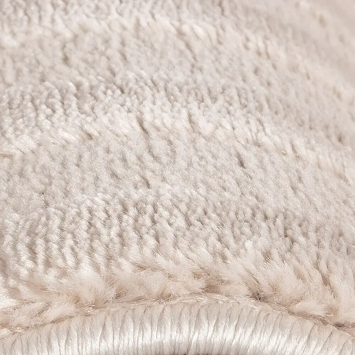 Kurzflorteppich Sahara III - Beige, 170 x 120 cm, 100 % Polypropylen - Nahaufnahme eines weichen, cremefarbenen Teppichs, der Wärme und Komfort ausstrahlt. Ideal für gemütliche Wohnräume.