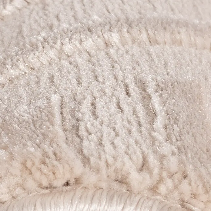 Kurzflorteppich Sahara IV - Beige, 290 x 200 cm, 100 % Polypropylen - Nahaufnahme eines flauschigen, cremefarbenen Teppichs, der eine weiche Textur und luxuriösen Komfort vermittelt.