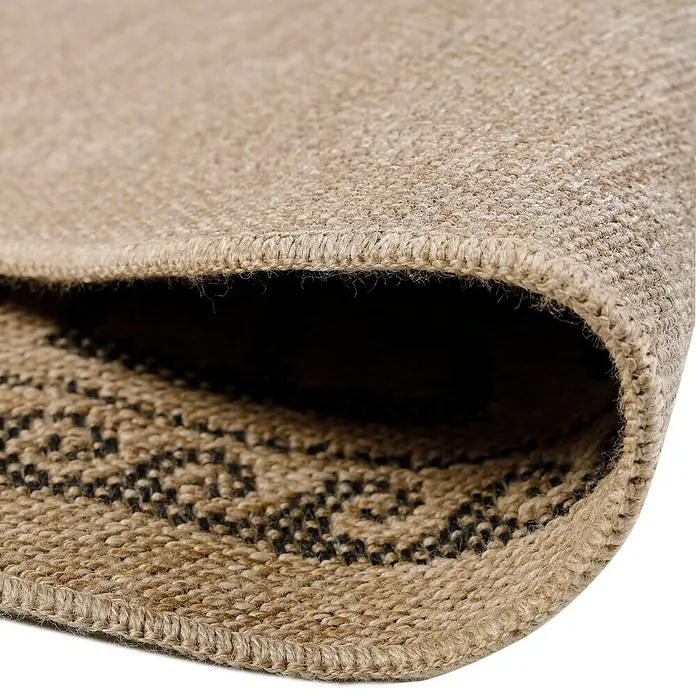 Outdoor-Teppich Comilla II - Schwarz, Durchmesser: 200 cm, 100 % Polypropylen - Nahaufnahme eines gewebten Teppichs in Beige mit einem dezenten, dunklen Muster. Die Textur und die Verarbeitung des Teppichs sind gut erkennbar.