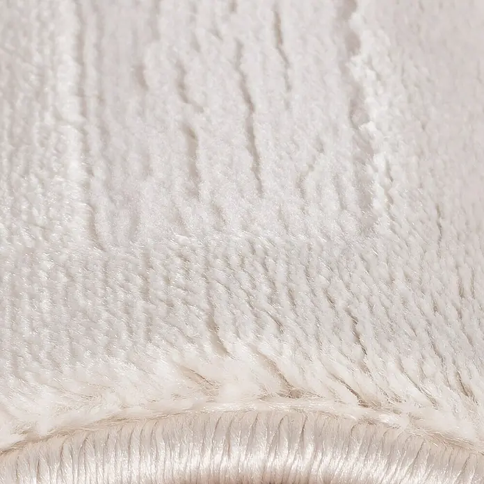 Kurzflorteppich Sahara V - Creme, 200 x 140 cm, 100 % Polypropylen - Nahaufnahme eines flauschigen, weißen Teppichs, der für Komfort und Wärme in jedem Raum sorgt. Die weiche Textur lädt zum Barfußlaufen ein.