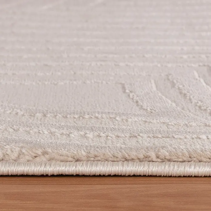 Kurzflorteppich Sahara II - Beige, 170 x 120 cm, 100 % Polypropylen - Nahaufnahme eines weißen Teppichs mit subtilem Muster und sauberer Kante auf einem Holzboden.