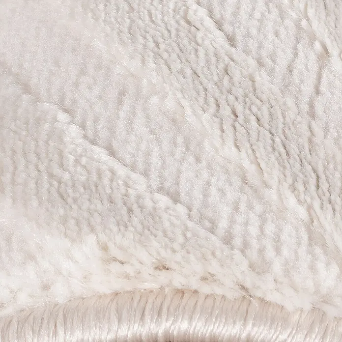 Kurzflorteppich Sahara II - Creme, 200 x 140 cm, 100 % Polypropylen - Detailaufnahme eines luxuriösen, weißen Teppichs, der Weichheit und Komfort ausstrahlt und eine einladende Textur für jeden Raum bietet.