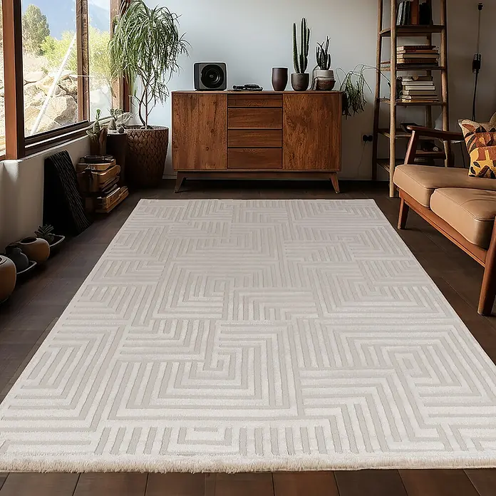 Kurzflorteppich Sahara III - Beige, 170 x 120 cm, 100 % Polypropylen - Heller Teppich mit geometrischem Muster in einem gemütlichen Wohnzimmer.