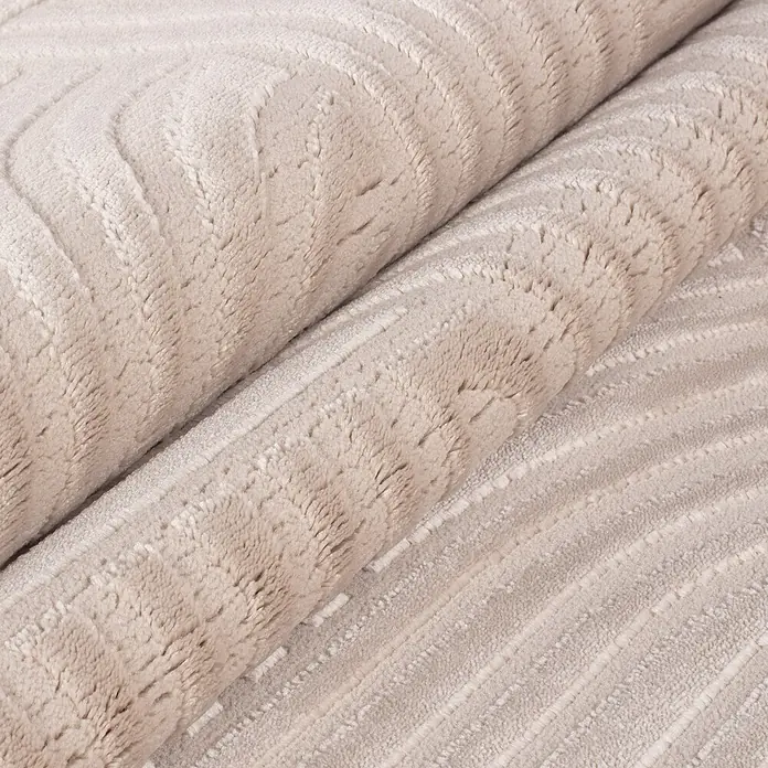Kurzflorteppich Sahara I - Beige, 250 x 80 cm, 100 % Polypropylen - Nahaufnahme eines hellen Teppichs mit einem gewebten Zickzackmuster und einer weichen Textur, ideal für Wohnräume.