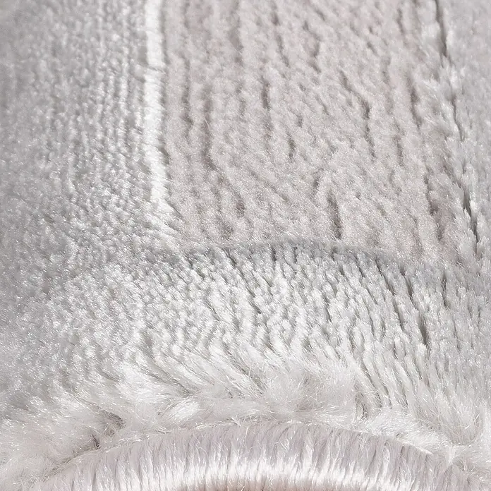 Kurzflorteppich Sahara V - Silber, 340 x 240 cm, 100 % Polypropylen - Nahaufnahme eines weichen, hellgrauen Teppichs mit einer spürbaren Textur, der Gemütlichkeit und Komfort ausstrahlt.