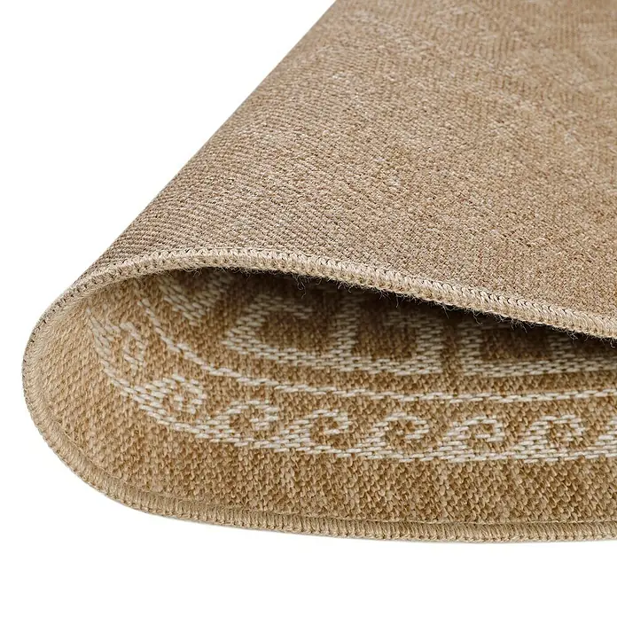 Outdoor-Teppich Comilla II - Beige, Durchmesser: 160 cm, 100 % Polypropylen - Nahaufnahme einer beigen Teppichkante mit einem dezenten, gewebten Muster und einer feinen Umrandung, die die Textur hervorhebt.
