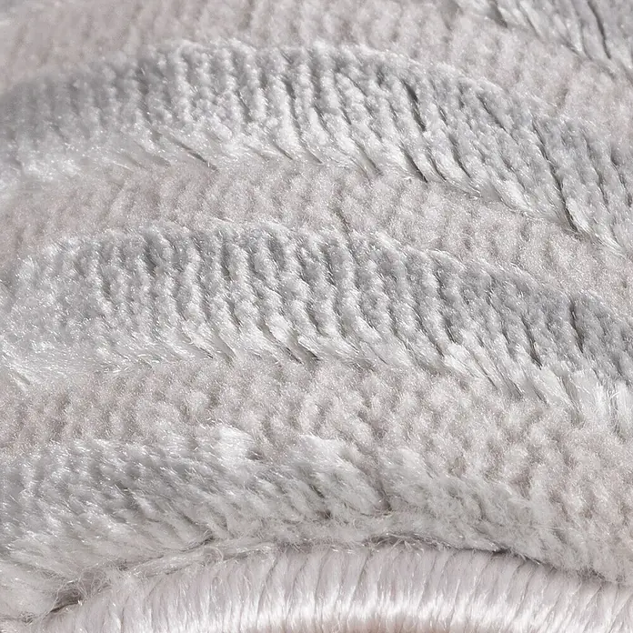 Kurzflorteppich Sahara II - Silber, 170 x 120 cm, 100 % Polypropylen - Nahaufnahme eines weichen, grauen Teppichs mit einer markanten Textur. Die Fasern sind dicht und verleihen dem Teppich ein luxuriöses Aussehen.