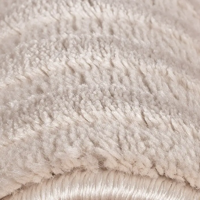 Kurzflorteppich Sahara I - Beige, 250 x 80 cm, 100 % Polypropylen - Nahaufnahme eines weichen, cremefarbenen Teppichs oder einer Decke, der/die für Komfort und Wärme sorgt. Die Textur lädt zum Anfassen ein.