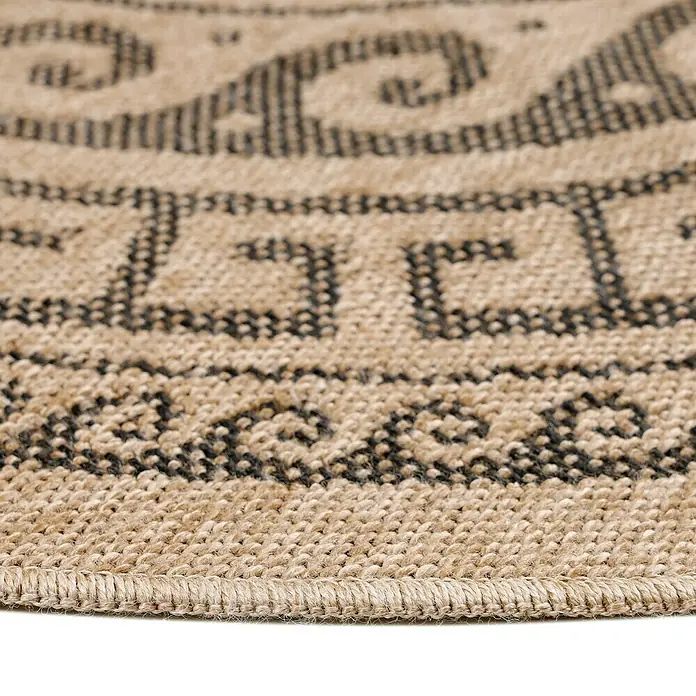 Outdoor-Teppich Comilla II - Schwarz, Durchmesser: 200 cm, 100 % Polypropylen - Nahaufnahme eines runden Juteteppichs mit schwarzem, geometrischem Muster, der Textur und Design hervorhebt.