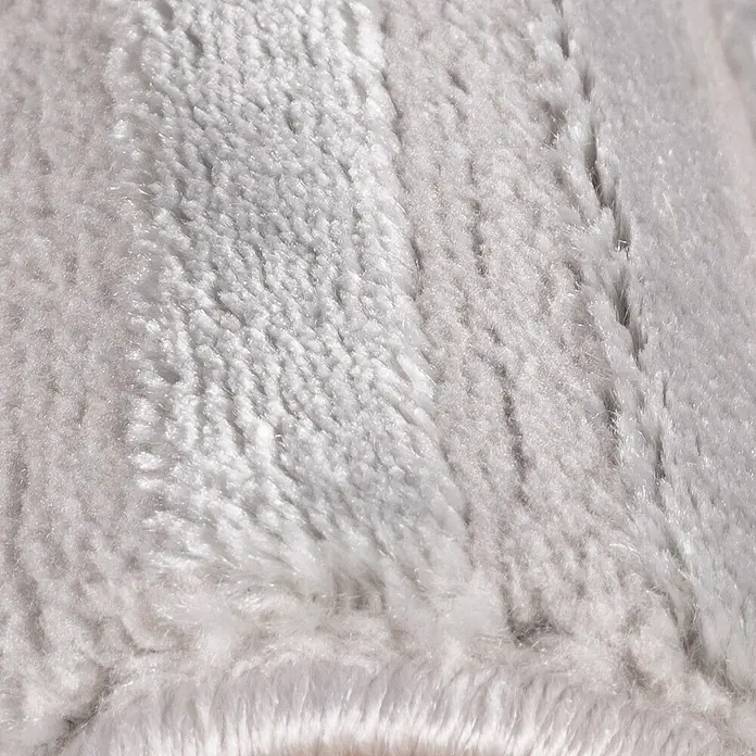Kurzflorteppich Sahara I - Silber, 250 x 80 cm, 100 % Polypropylen - Nahaufnahme eines weichen, grauen Teppichs, der Komfort und Wärme ausstrahlt. Ideal für gemütliche Wohnräume.
