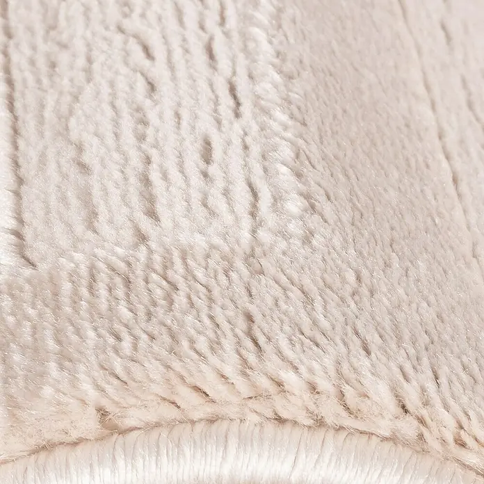 Kurzflorteppich Sahara V - Beige, 170 x 120 cm, 100 % Polypropylen - Detailaufnahme eines flauschigen, cremefarbenen Teppichs, der Wärme und Komfort ausstrahlt. Ideal für ein gemütliches Ambiente.